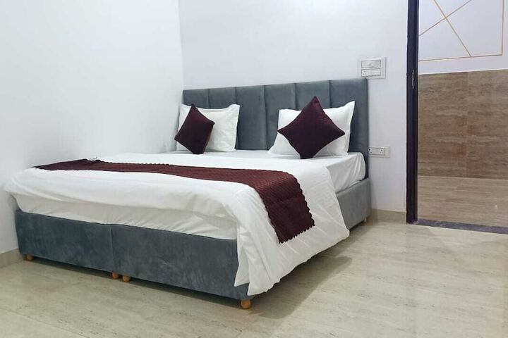 Room 2 of 10