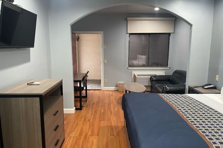 Room 7 of 32