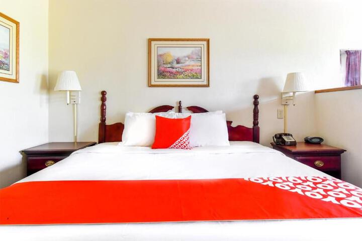 1 King Bed (5 of 8)