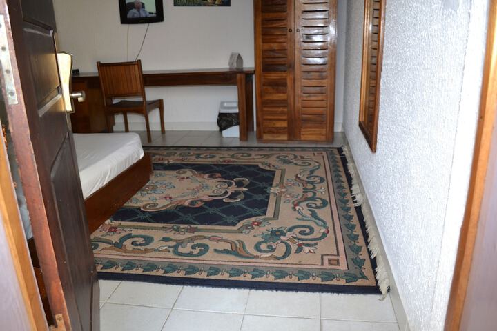 Room 6 of 28