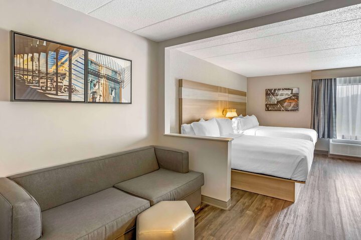 1 King Bed Pet Friendly Room Work Desk Chair with Ottoman Microwave and Refrigerator Full Breakfast (6 of 19)