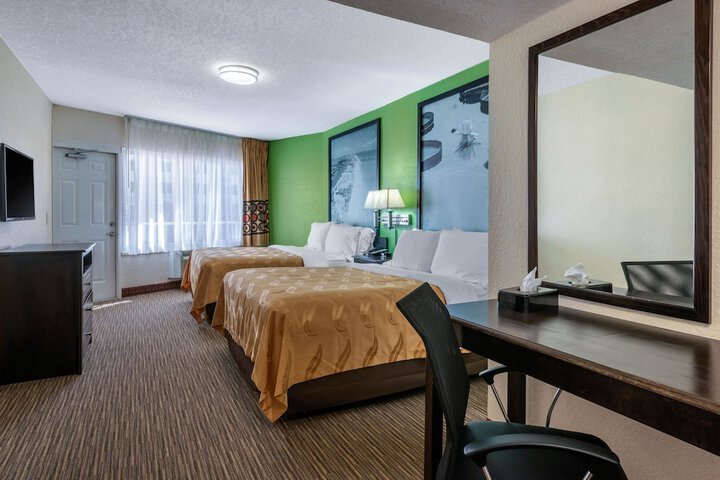 1 King Bed (6 of 27)