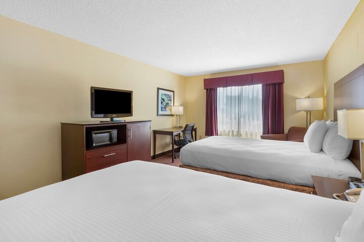2 Double Beds High Speed Internet Accessible Microwave and Refrigerator, Coffee Maker Ir (2 of 7)