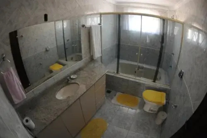 Room 6 of 10