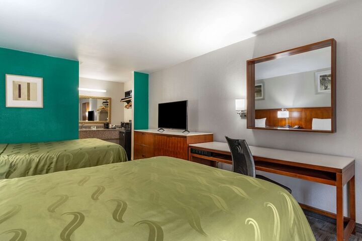2 Double Beds (6 of 8)