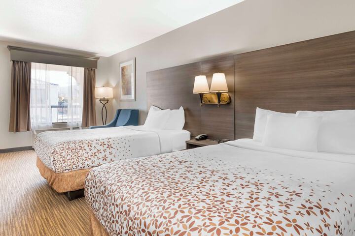 2 Double Beds - Wireless High Speed Microfridge Coffee Maker Iron Hair Full Breakfast (3 of 14)