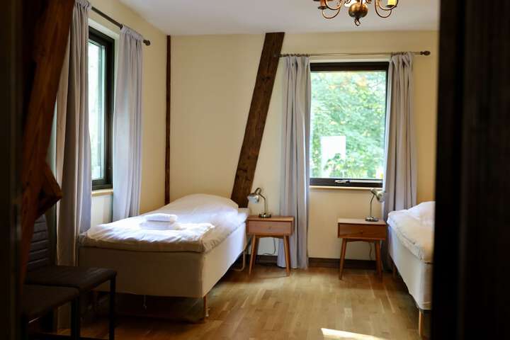 Room 7 of 104