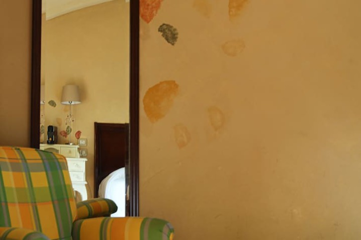 Room 9 of 27
