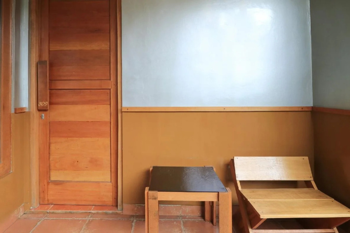 Room 5 of 16