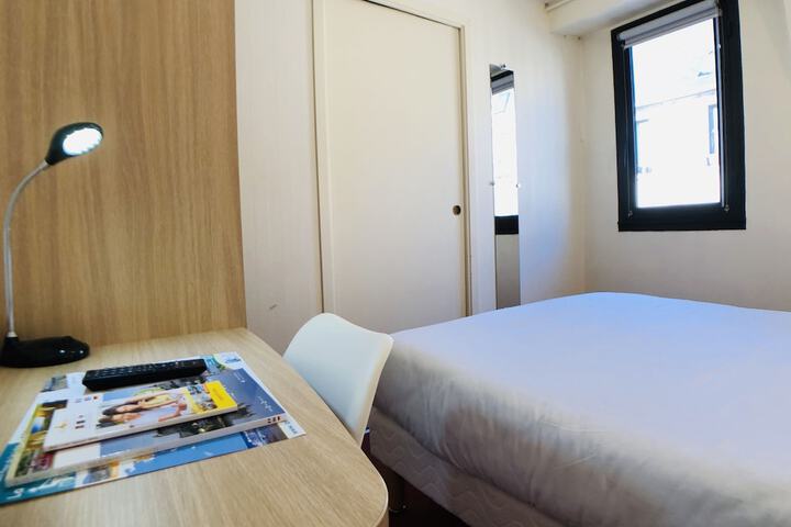 Room 25 of 42