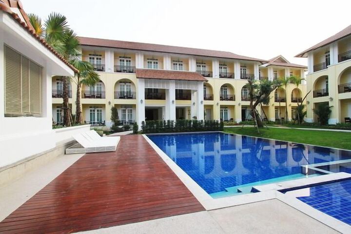 Hotel with Pool