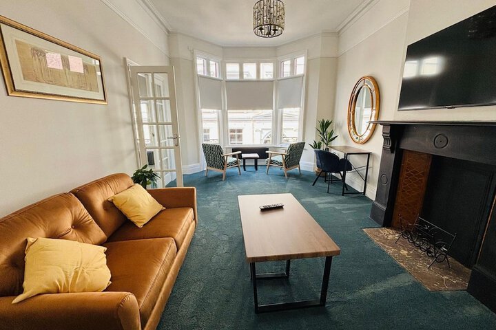 Lounge 41 of 49
