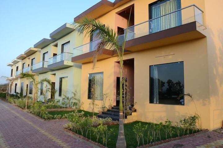 Hotel Exterior 40 of 60