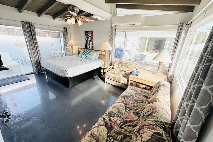 Studio King Bed Patio Kitchenette (3 of 51)