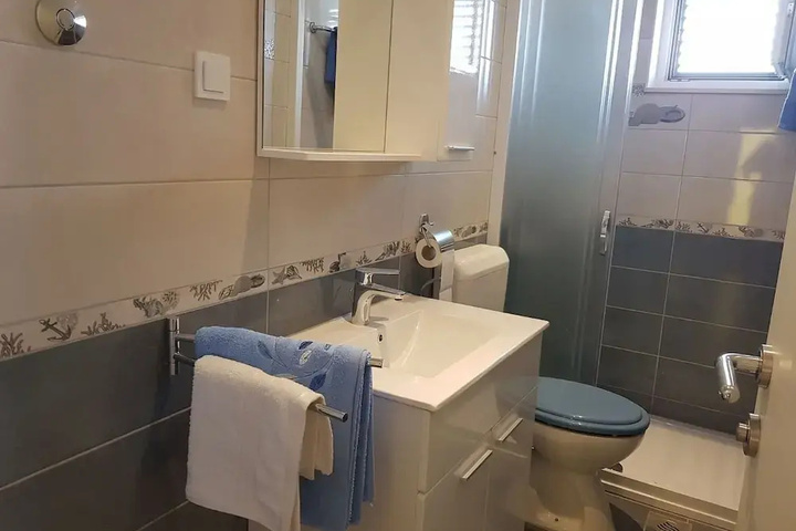 Room 4 of 10