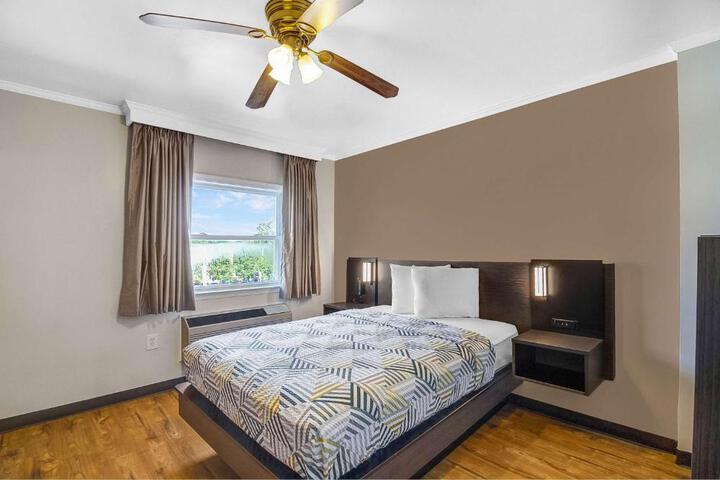 Deluxe Room 1 Queen Bed Refrigerator, Microwave (2 of 4)