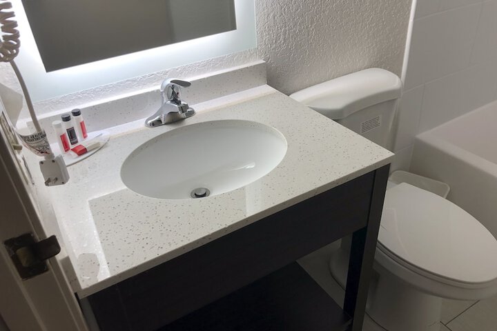 1 Queen Bed (4 of 15)