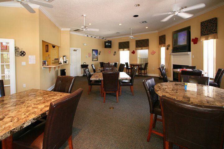 Lounge 32 of 38