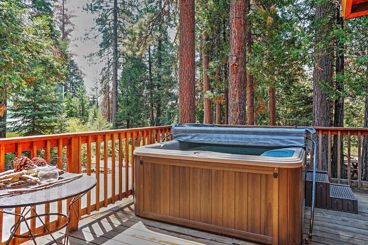 Hot Tub Deck & Trail Access: Shaver Lake Cabin