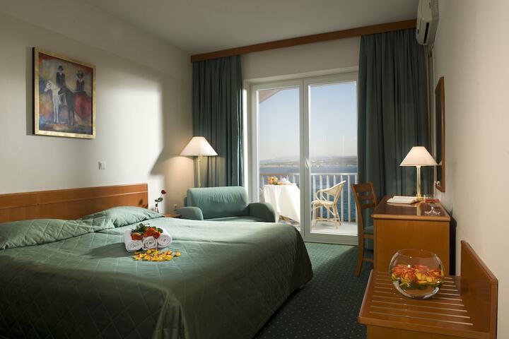 Room 4 of 16
