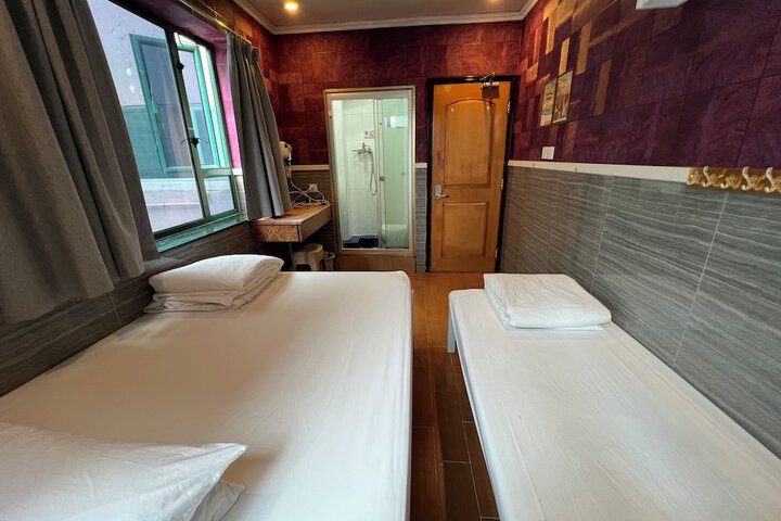 Room 28 of 49
