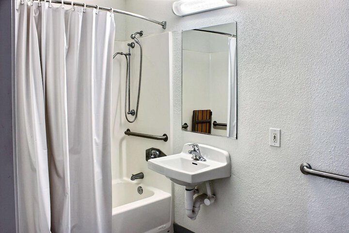 Room 17 of 27