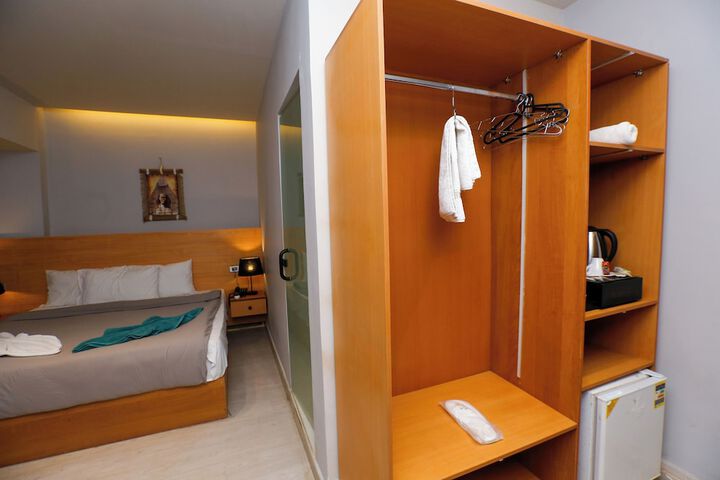 Room 40 of 227