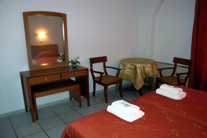 Room 10 of 27