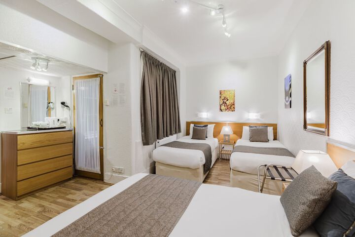 Room 4 of 107