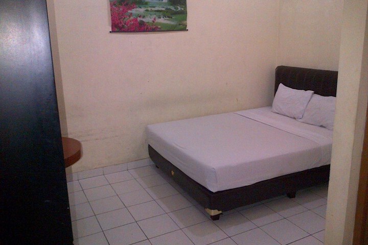 Room 4 of 12