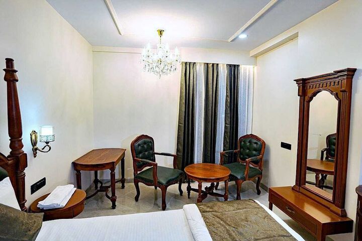 Room 40 of 136
