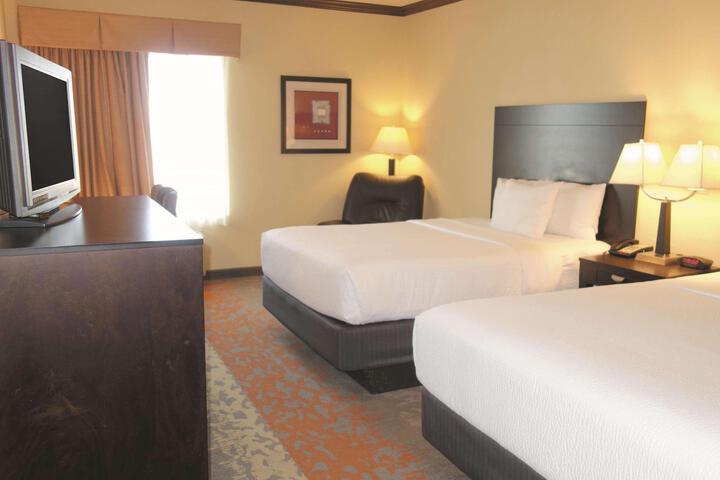 2 Queen Beds (1 of 5)
