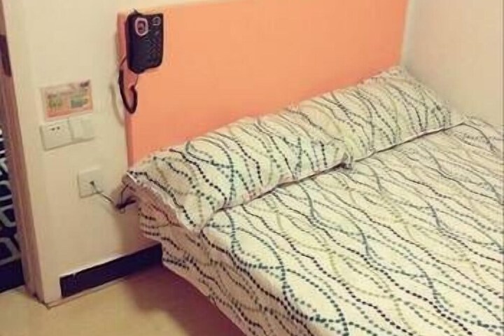 Room 8 of 16