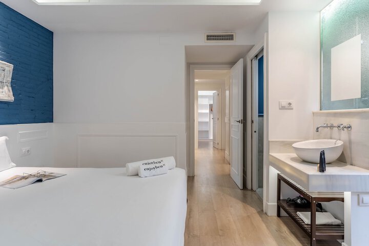 Room 27 of 69