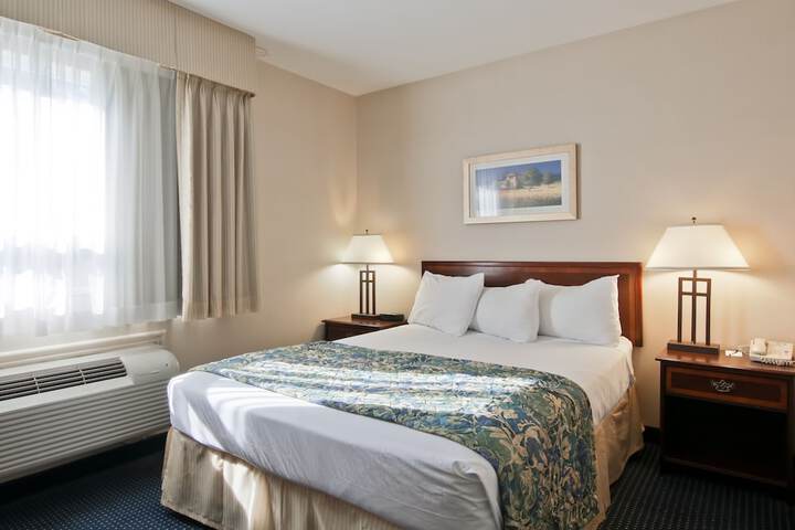 1 Queen Bed (12 of 30)