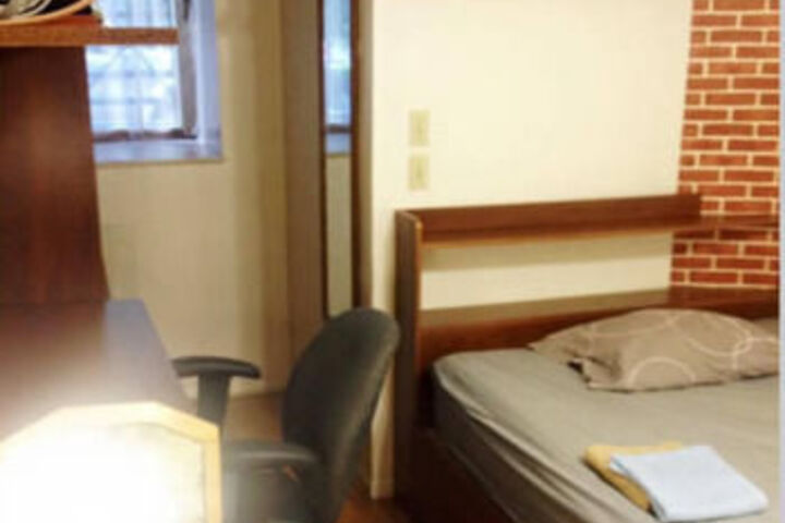Room 8 of 33