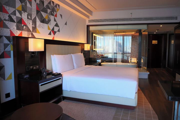 Room 33 of 102