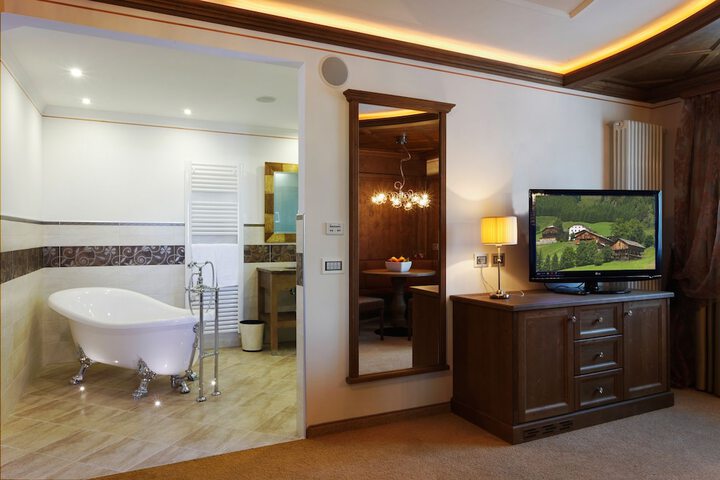 Room 5 of 33