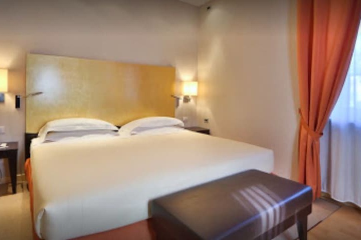 Room 5 of 32