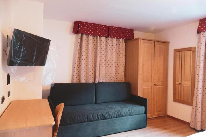 Room 5 of 10