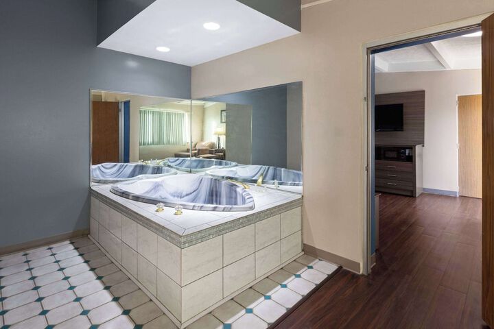Jetted tub