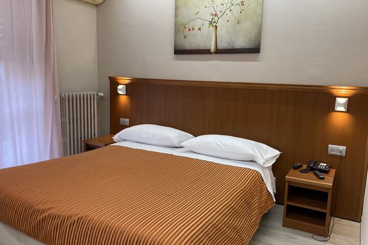 Room 4 of 32