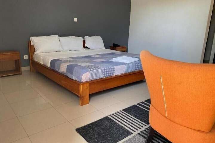 Room 5 of 8
