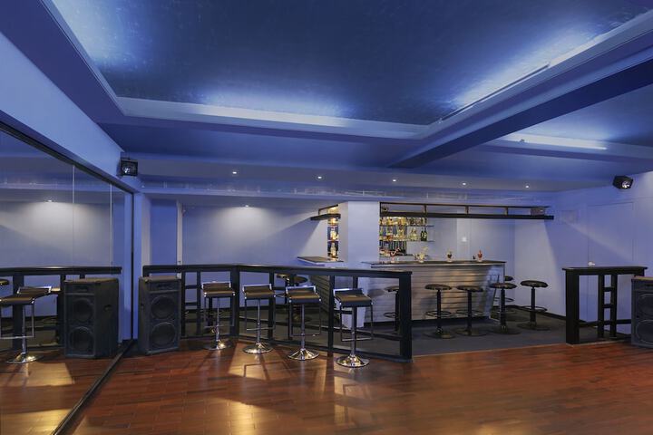 Lounge 52 of 75