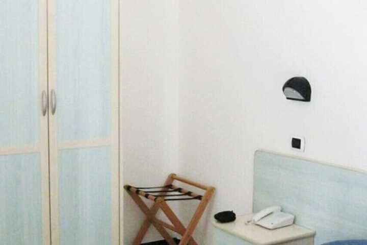 Room 9 of 14
