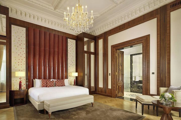 Room 32 of 173
