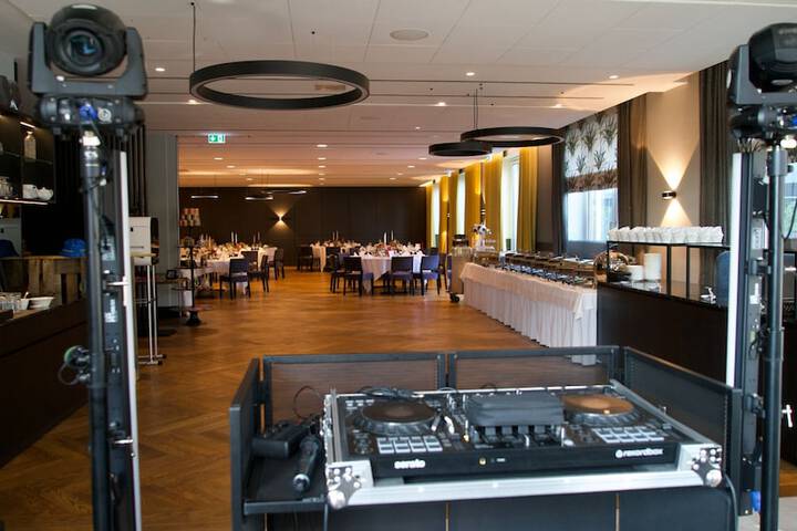 Ballroom/Hall 89 of 131
