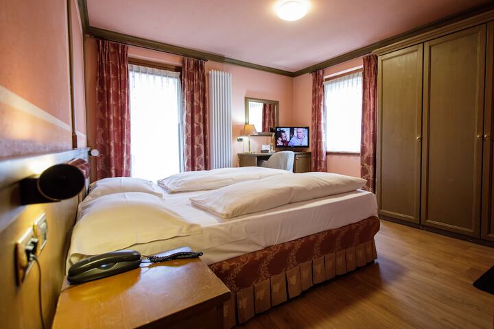 Room 9 of 211