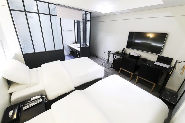 Room 10 of 35