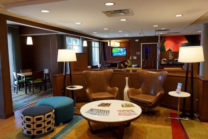 Lobby lounge